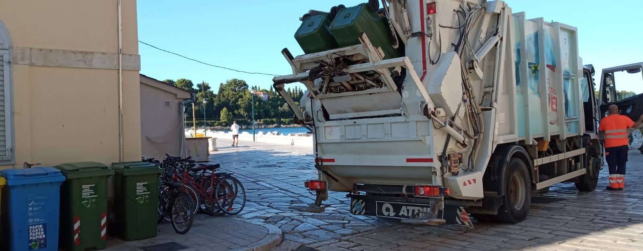 PRANJE SPREMNIKA ZA OTPAD U GRADSKOJ JEZGRI