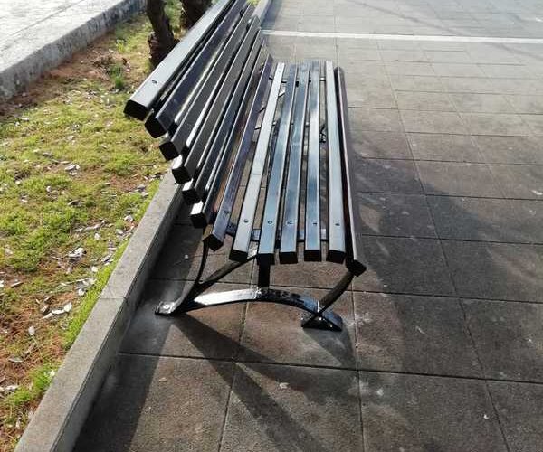 RIPARATA LA PANCHINA