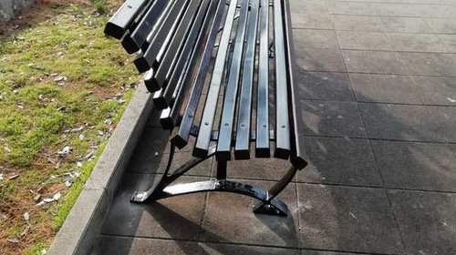 RIPARATA LA PANCHINA