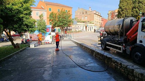 PRANJE GRADA NAKON MATURALNOG SLAVLJA