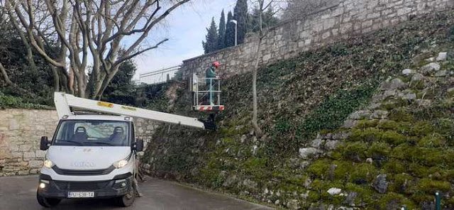 Čišćenje zida parkirališta Boksiti