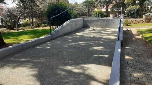 VERNICIATURA DELLE PANCHINE E SISTEMAZIONE DEL CAMPO DI BOCCE